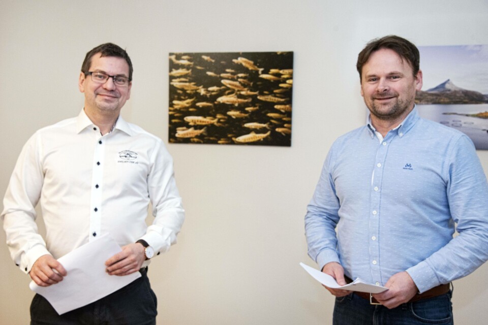 Daglig leder Roy Emilsen (til venstre) og konsernsjef Svein-Gustav Sinkaberg er gjensidig glade for den nye avtalen mellom Emilsen Fisk og SinkabergHansen. Framtidas gode settefisk i riktig størrelse er kjernen for oppdretterne i Nærøysund. Foto: SinkabergHansen