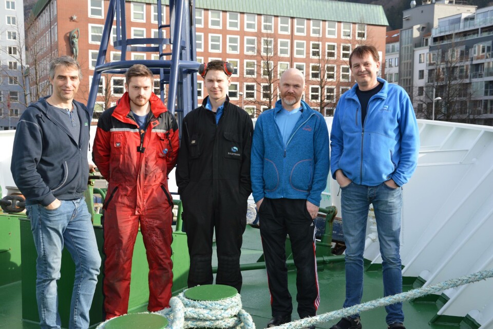 Mannskapet på brønnbåten Ronja Nordic. F.v: Styrmann Kenneth Oksholen, dekksmann Jan Bernhard, maskinsjef Kristoffer Danielsen, kokk/matros Leif Sindre Valderhaug og kaptein/skipper Nils Stabben.