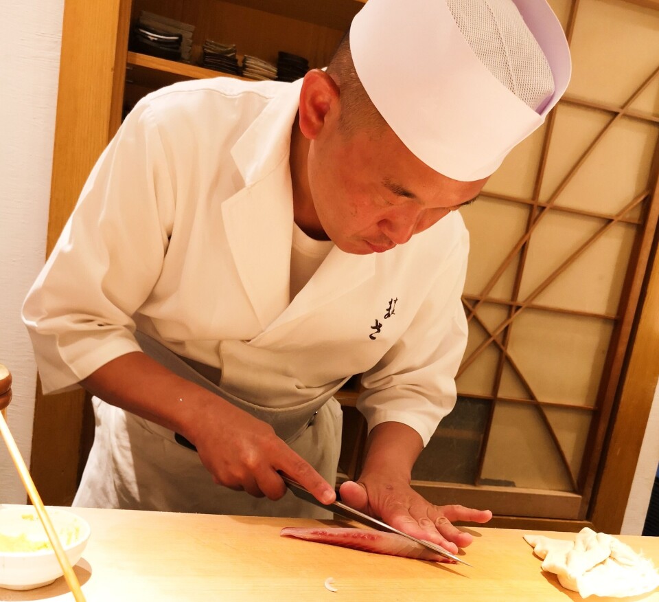 Sushikokk Masakatsu Oka i sving med å forberede en av det som virket som en endeløs strøm av himmelske sushibiter. Hver eneste bit laget med sylskarp presisjon og lidenskap. Foto: Ole Andreas Drønen.