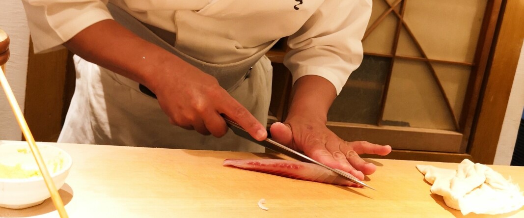 Sushikokk som tilbereder sushi-måltid i Japan. Foto: Ole Andreas Drønen.