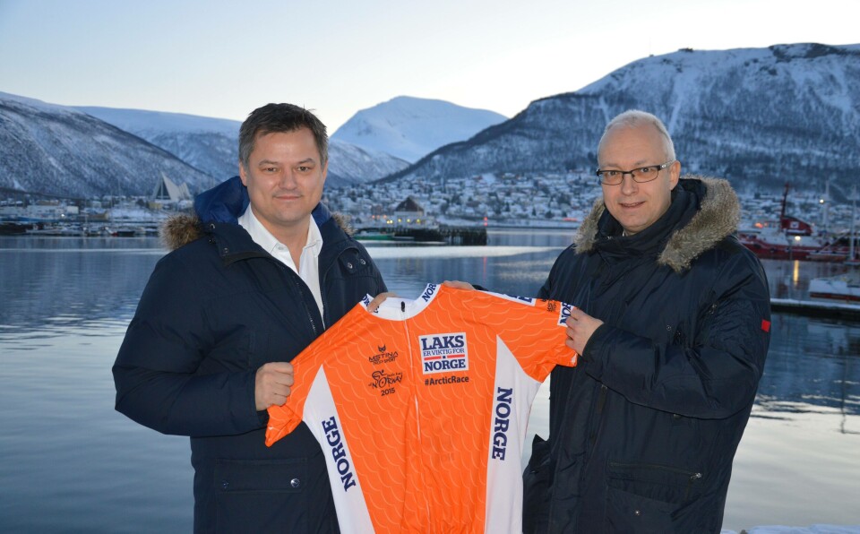 Bjørn-Erik Stabell, bransjeansvarlig for laks og ørret og analytiker Paul Aandahl på kaien foran kystens hus i Tromsø, der Sjømatrådet sammen med mange andre i havbruksbransjen har sine hovedkontor. Foto: Therese Soltveit.