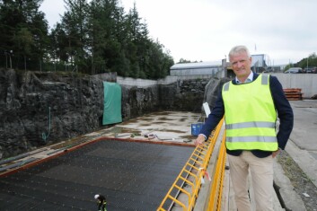 Administrerende direktør for Bergen Group Torgeir Nærø, viser frem den 88 meter store tørrdokken der de fremover vil bygge alt fra betongmerder til fôrflåter og lektere. For øyeblikket er det en fôr og serviceflåte som er under bygging. Foto: Pål Mugaas Jensen/Kyst.no