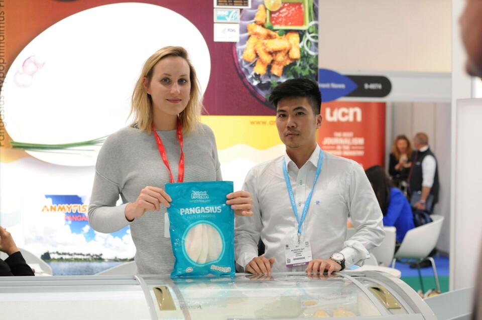 Noor Vloeimans fra Global Cool og Ha Phuoc Huy fra den vietnamesiske oppdretterforeningen VASEP vil prøve å overbevise det europeiske markedet om at pangasius er like trygg som annen mat. Foto: Pål Mugaas Jensen. Noor Vloeimans fra Global Cool og Ha Phuoc Huy fra den vietnamesiske oppdretterforeningen VASEP vil prøve å overbevise det europeiske markedet om at pangasius er like trygg som annen mat. Foto: Pål Mugaas Jensen.
