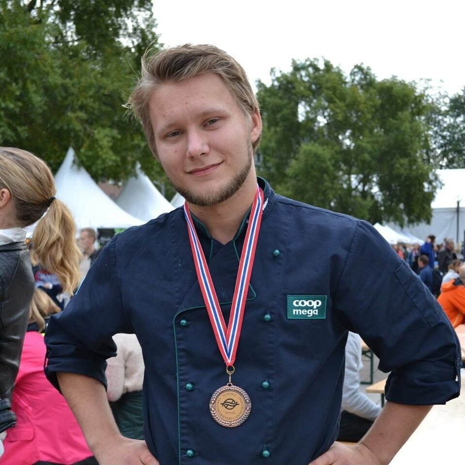 Jørn Edvard Thalberg er nøye på kvaliteten på laksen før han selger det til kundene sine. Foto: Privat.