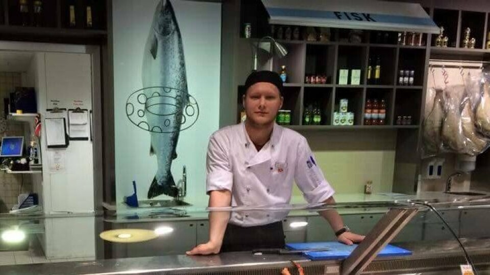 Jørn Edvard Thalberg er nøye på laksekvaliteten før han serverer det til kunder. Foto: Privat.