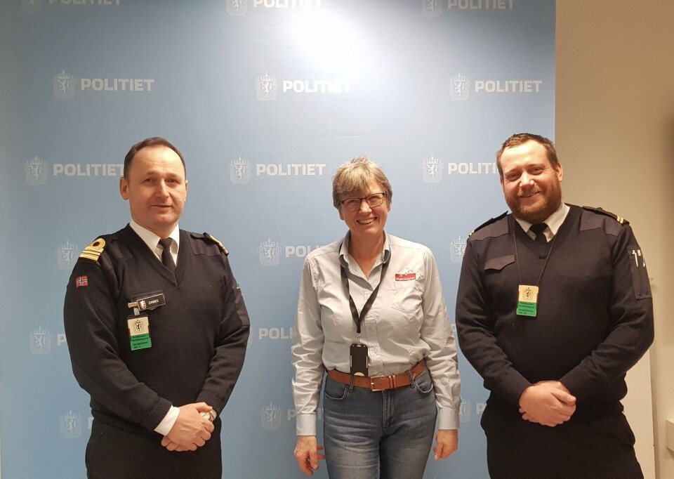 Skipssjef Fredrik Synnes Kv Njord, veterinær Aud Skrudland Mattilsynet og ansvarlig for operasjonsrommet på KV Njord Magnus E. Hvistendahl. Foto: Mattilsynet.