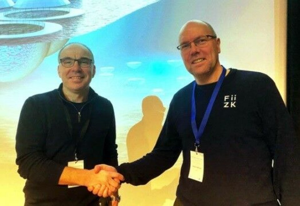 Daglig leder Erik Osland og administrerende direktør Torstein Rønning i Fiizk gjorde avtalen offisiell på Stiim Aqua Cluster sin havbrukskonferanse på Sola tirsdag. Foto: Fiizk. Daglig leder Erik Osland og administrerende direktør Torstein Rønning i Fiizk gjorde avtalen offisiell på Stiim Aqua Cluster sin havbrukskonferanse på Sola tirsdag. Foto: Fiizk.
