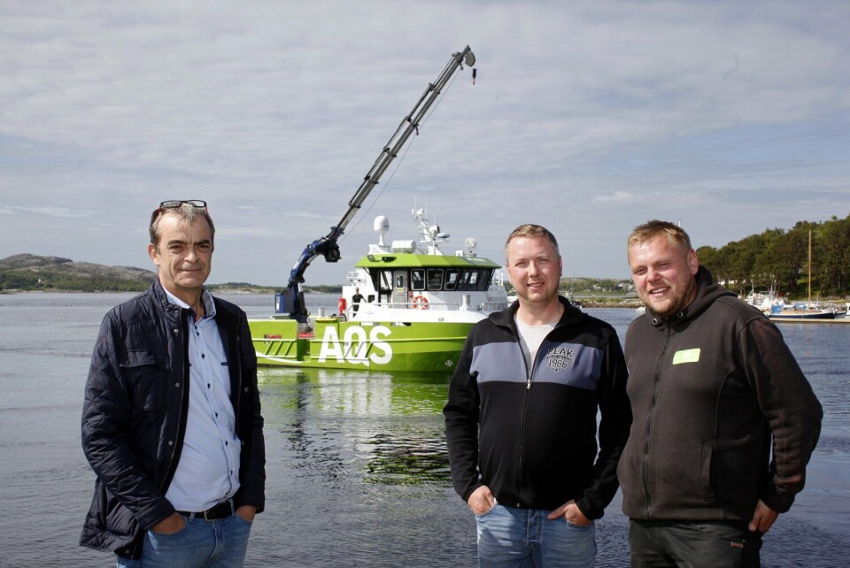 Tom Skotnes i Folla Maritime Service AS (til venstre) overleverte den nye servicekatamaranen AQS Hermod til prosjektleder Johnny Olsen og skipper Pål Anders Lauvsnes i AQS AS. Foto: Folla Maritime Service AS og AQS AS.