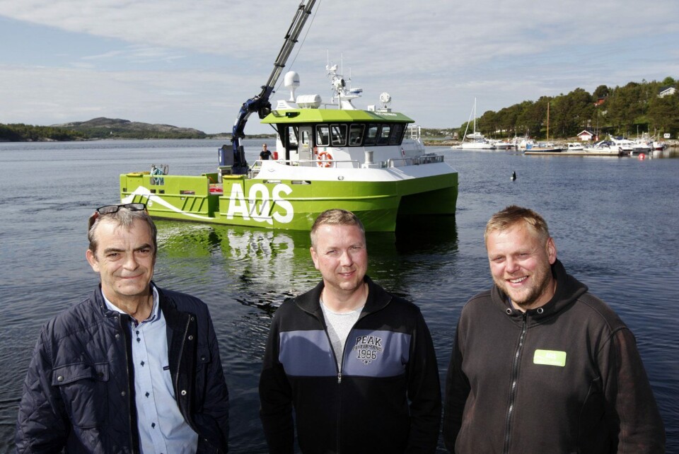 Tom Skotnes i Folla Maritime Service AS (til venstre) overleverte den nye servicekatamaranen AQS Hermod til prosjektleder Johnny Olsen og skipper Pål Anders Lauvsnes i AQS AS. Foto: Folla Maritime Service AS og AQS AS.