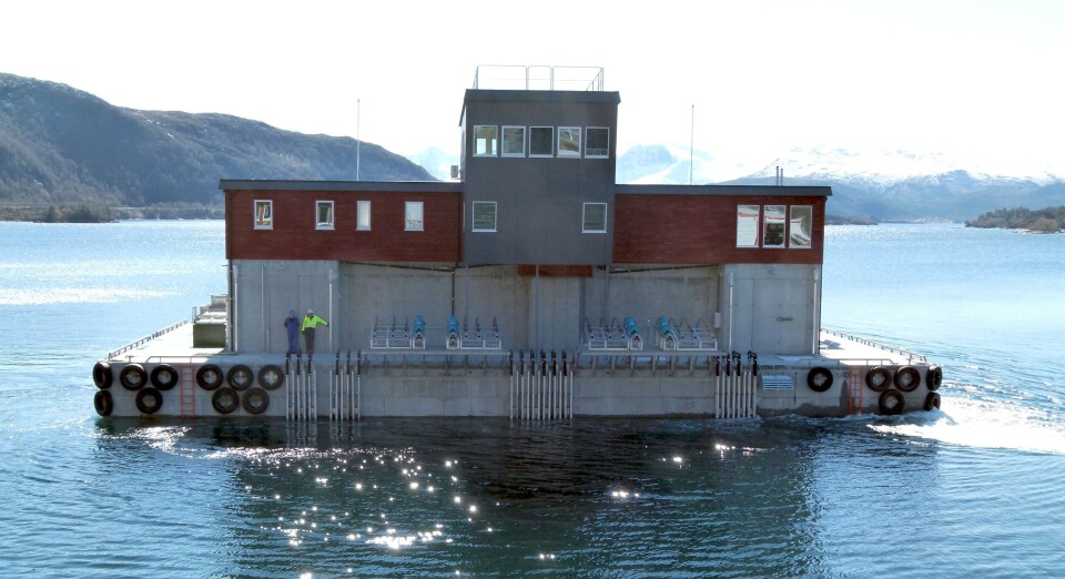 Her er «Dragen», den nye fôrflåten til SinkabergHansen. Betongflåten leveres av Marine Constructions AS og med et fôringsanlegg fra Steinsvik utmerker flåten seg med både kapasitet, bekvemmeligheter og innovativ teknologi. Lørdag kommer slepet til Rørvik, hvor det da inviteres til «åpen dag» ved ruteskipskaia. Foto: SinkabergHansen/Tom Lysø.