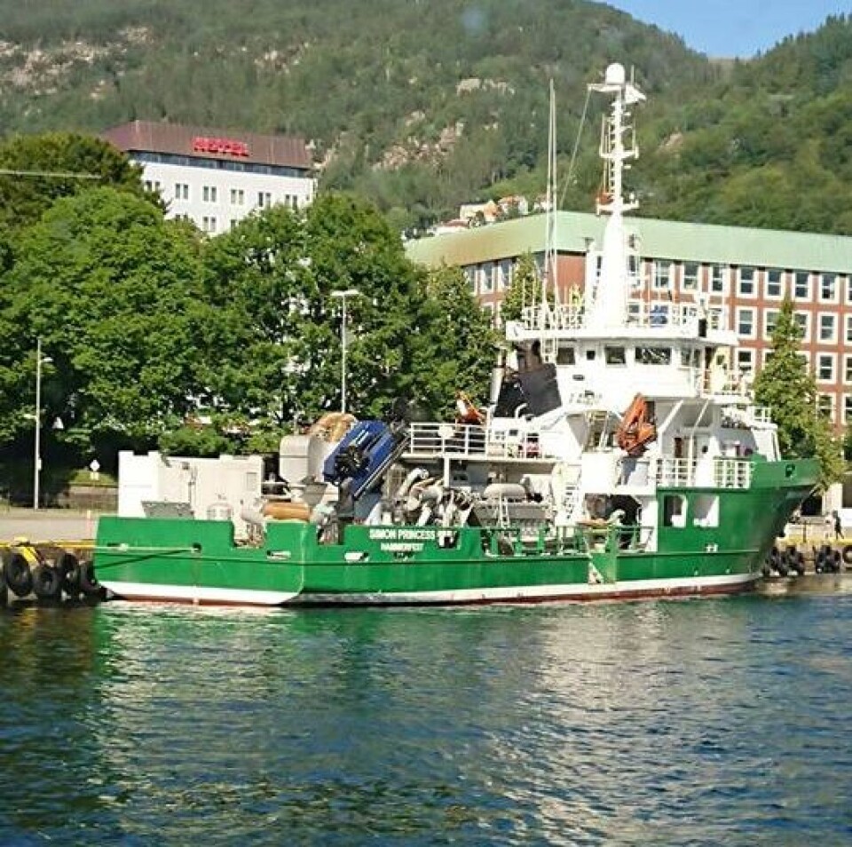 Her er Simon Princess innom Bergen.