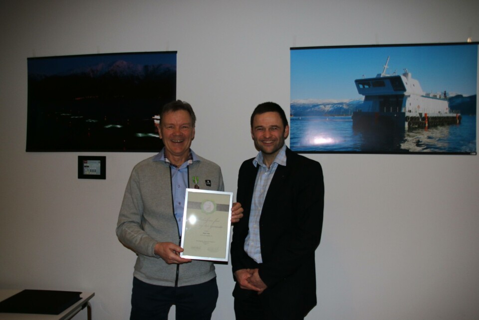 Birger Linga vart heidra med Det Kongelige Selskap for Norges Vels medalje for lang og tru teneste Her saman med administrerande direktør i Lingalaks AS, Erlend Haugarvoll.