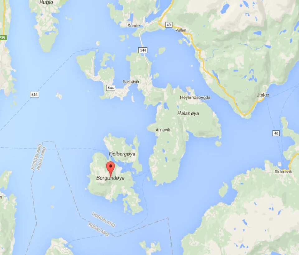 Tysdag kveld måtte politiet hiva seg i båten og reise ut til lokaliteten Mælen/Burgundøy på Fjellberg, der uvedkommande hadde tatt seg godt til rette og fiska direkte inni merda til Fjellberg Fjordbruk. Illustrasjon: Google maps.