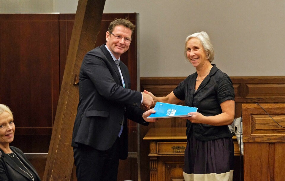 Veterinærinstituttets direktør Gaute Lenvik overrekker rapporten til Karen Johanne Baalsrud, direktør for planter og dyr hos Mattilsynet. Foto: Eivind Røhne.