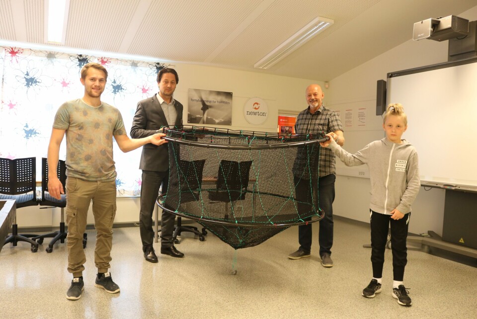 Stor stas på Finneid skole da Newton-rommet fikk en oppdrettsmerd i miniatyr fra Wenberg Fiskeoppdrett. (F.v) Jørgen Wenberg, Trond Hagen, Per Olaf Johansen og Embret August Normann. Foto: Designia – Lars Antonsen