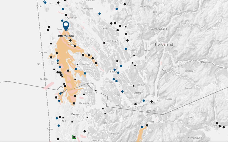 Anlegget til Blom som fikk en snekke drivende inn blant fôrslangene ligger på lokaliteten Otterholmen på vestsiden av Radøy i Hordaland.