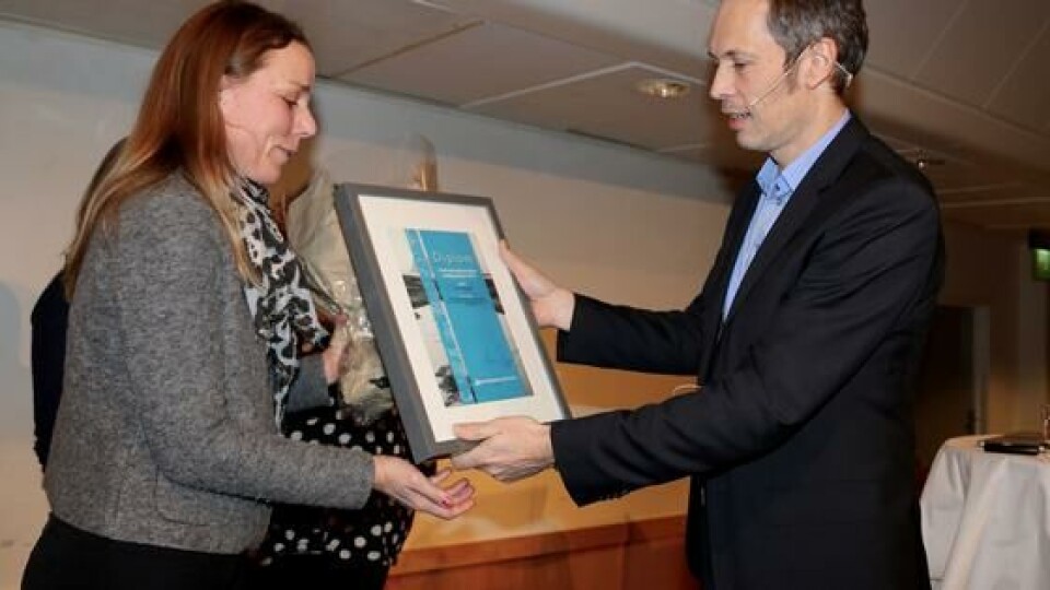Anna Wargelius mottar publikasjonsprisen 2016 fra forskningsdirektør Geir Huse. Foto: Espen Bierud.