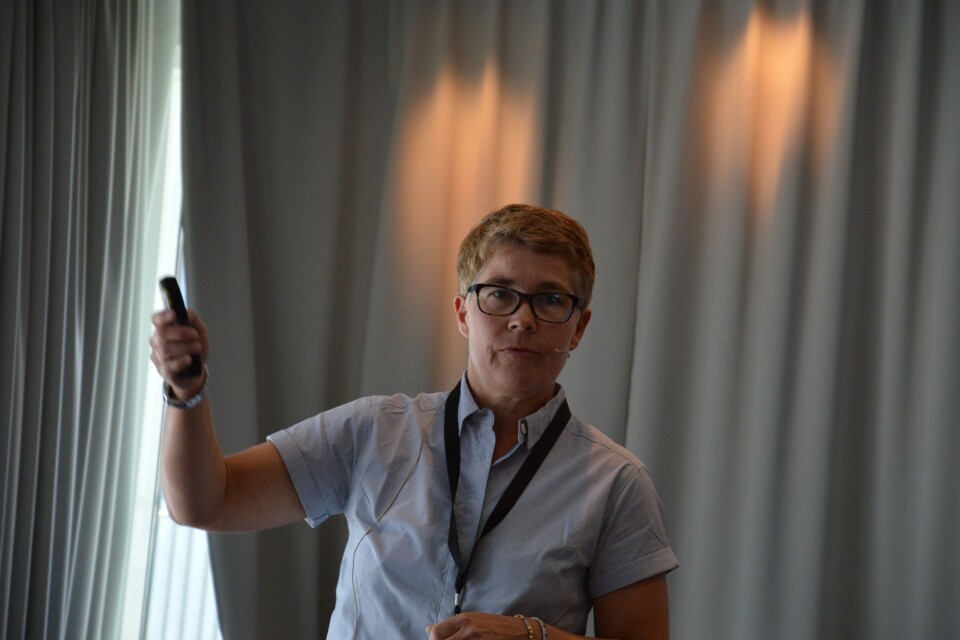 Ann-Kristin Skaugvold er driftsleder ved Nordland Aqua og mener å forhindre at sykdommer kommer inn i anlegget er svært viktig, etter å ha måttet vaske anlegget i fire måneder etter ILA-utbrudd. Foto: Magnus Petersen. Ann-Kristin Skaugvold er driftsleder ved Nordland Aqua og mener å forhindre at sykdommer kommer inn i anlegget er svært viktig, etter å ha måttet vaske anlegget i fire måneder etter ILA-utbrudd. Foto: Magnus Petersen.