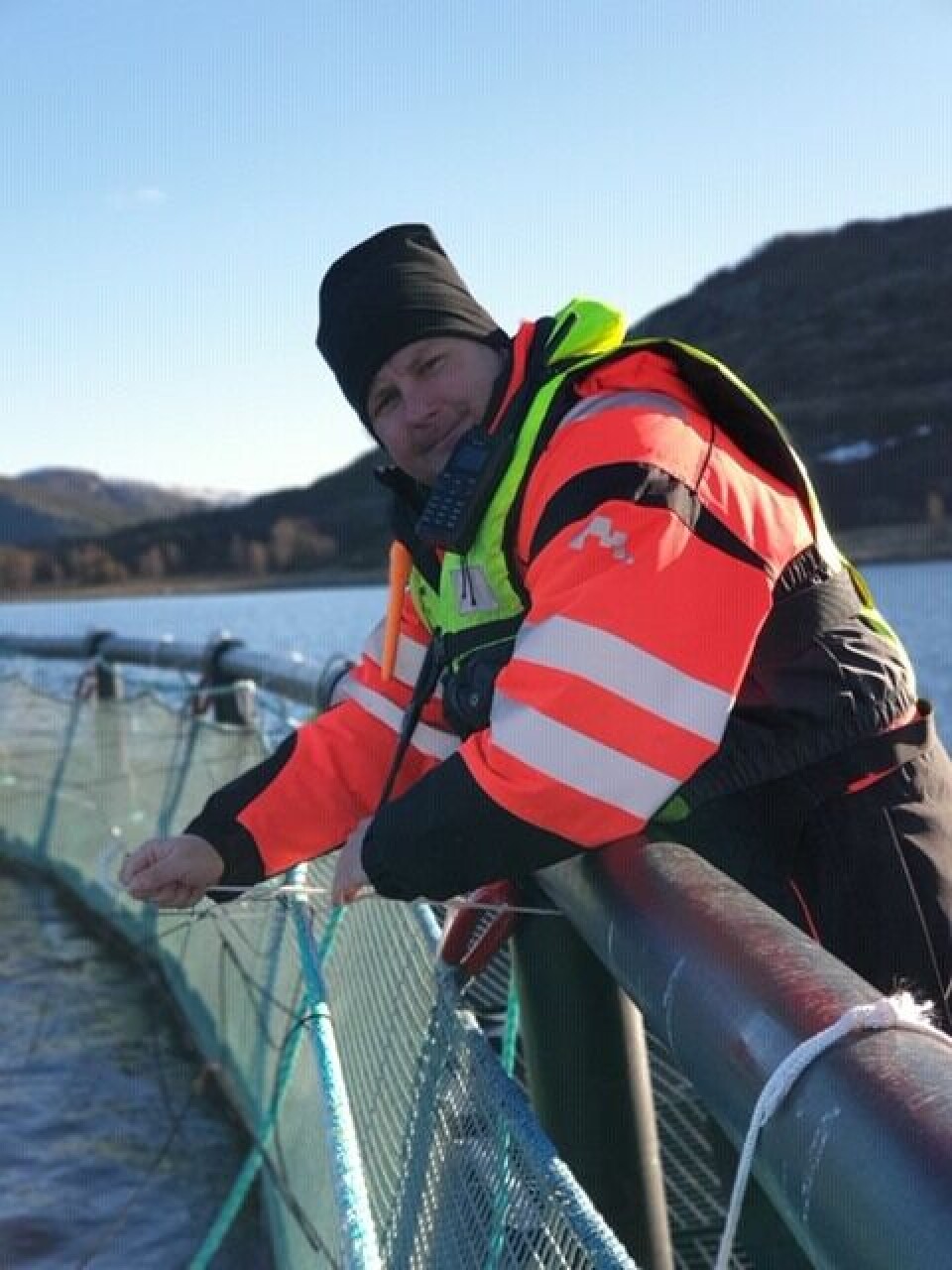 Lokalitetsleder Arve Mohn Haug i arbeid på lokaliteten Båfjordstranda. Foto: Emilsen Fisk