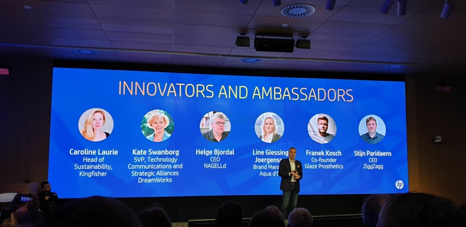 Nick Lazaridis, president i HP EMEA, presenterer de forskjellige foredragsholderne. I midten på skjermen kan man se daglig leder i Nagelld, Helge Bjordal. Foto: Nagelld As