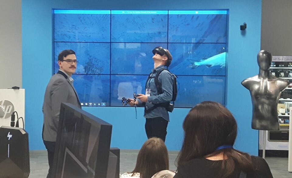 Her får en av de oppmøtte på teknologisamlingen testet hvordan det er å gå rundt i en oppdrettsmerd, i HP sitt VR-showroom. Foto: Nagelld As