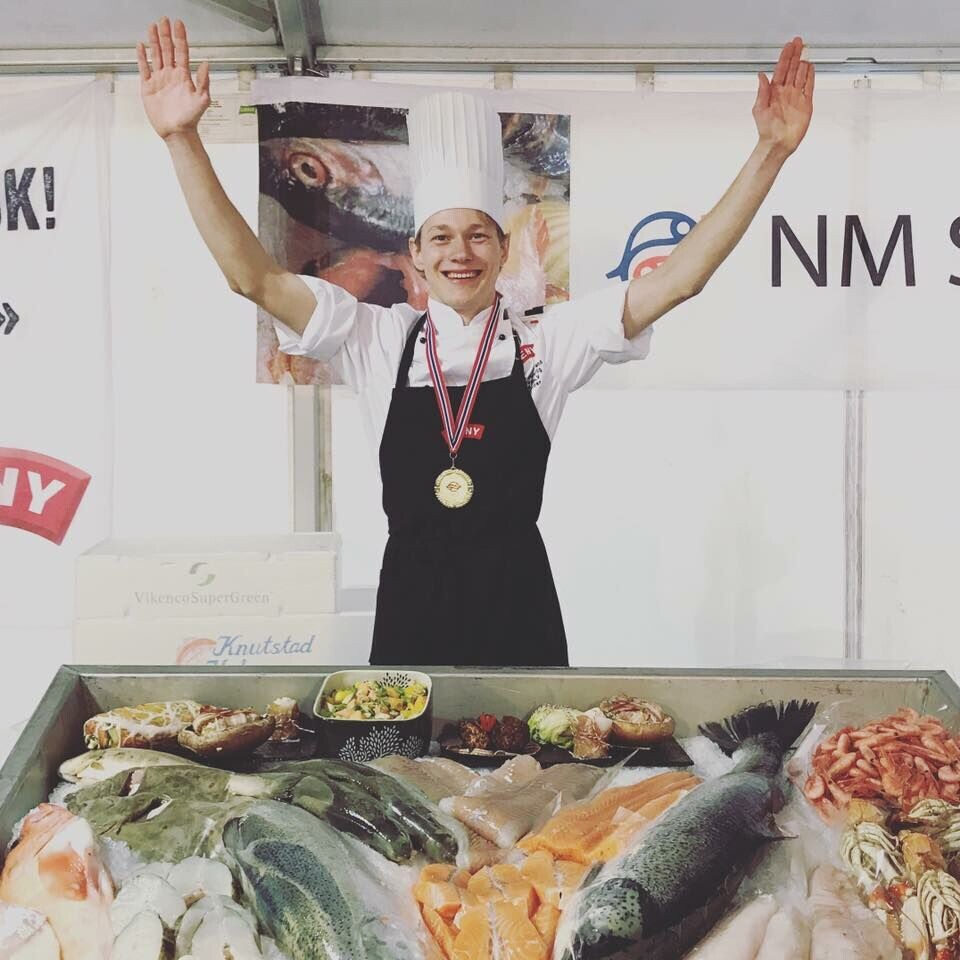 I 2017 var det Halvor Leithaug som vant NM i sjømathandel, han er også en av deltakerne som har gjort det bra og gått videre til finalen i år også. Foto: Privat.