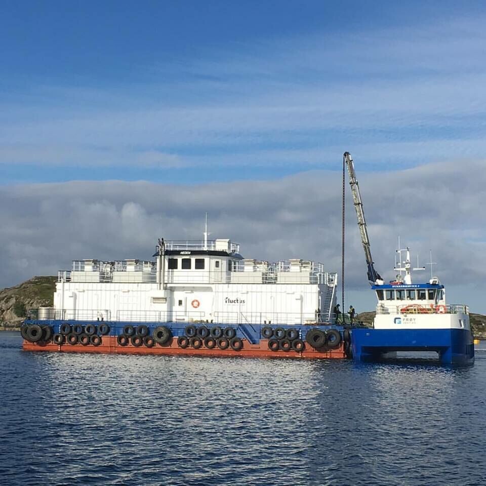 Firda Seafood Group har nylig fått levert en ny fôrflåte til lokaliteten Bårøy. Her ser du bilde av fortøyningsarbeidet for å få den nye flåten på plass. Foto: Firda Seafood Group