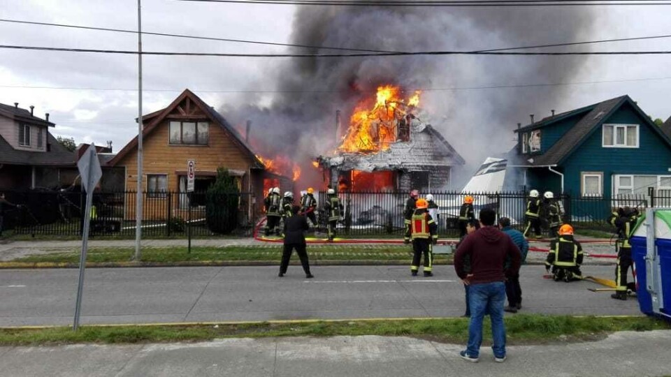 Fotografitet viser brannen som oppstod etter flyulykken i Puerto Montt. Photo: soypuertomontt.cl.