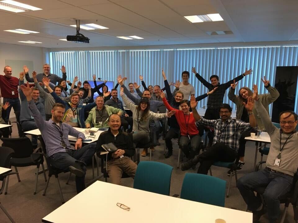 Espree Devora (i midten) fra 'We are LA Tech' sammen med deltakerne og X2 Labs fasilitatorer. Foto: X2 Labs