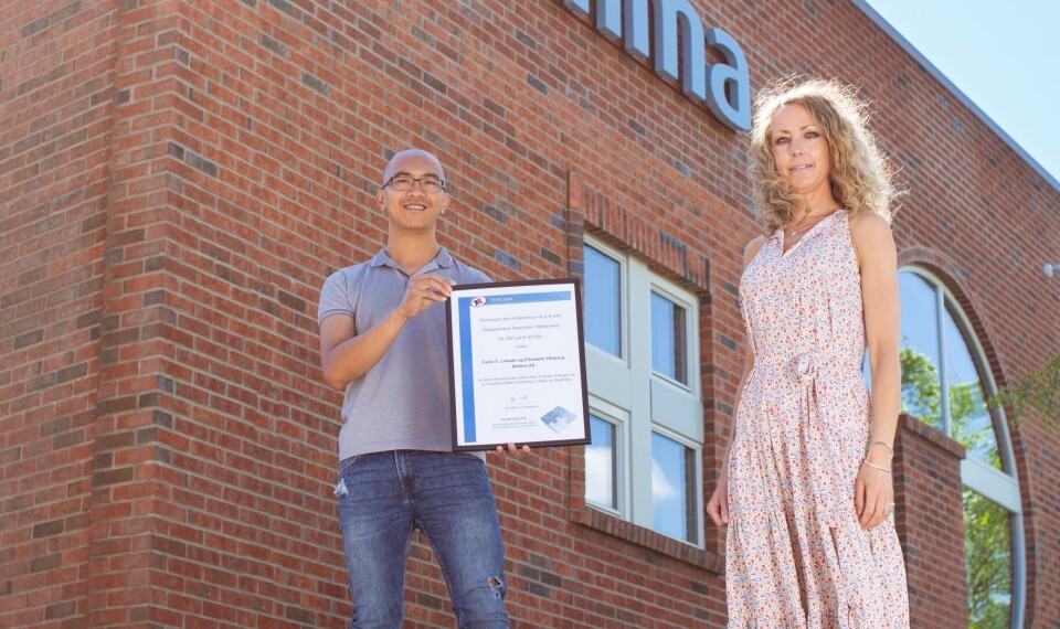 Carlo C. Lazado og Elisabeth Ytteborg med diplomet som synlig bevis på at de har vunnet Norecopas pris for reduksjon av antall dyr i dyreforsøk. Foto: Joe Urrutia, Nofima.