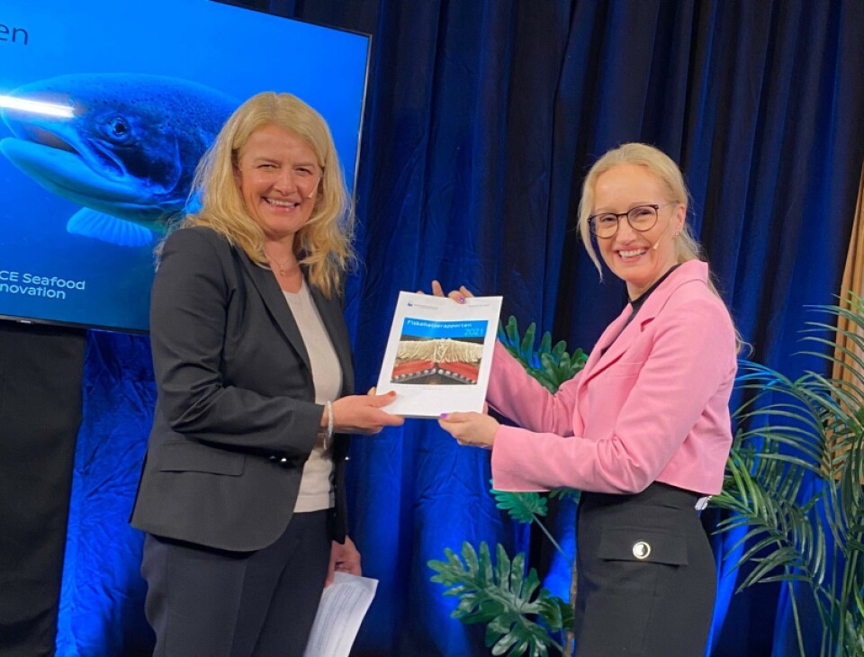 Adm. direktør Torill Moseng i Veterinærinstituttet overleverte Fiskehelserapporten til adm. direktør Ingunn Midttun Godal i Mattilsynet. Foto: Lars Tore Hestad Adm. direktør Torill Moseng i Veterinærinstituttet overleverte Fiskehelserapporten til adm. direktør Ingunn Midttun Godal i Mattilsynet. Foto: Lars Tore Hestad