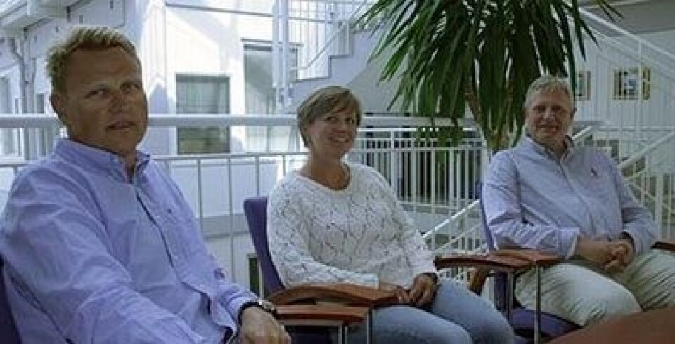 Fiskeridirektoratets Birgitte Arstein (i midten) tegner kontrakt med i Avinet om utvikling av kartverktøy. Fra Avinet: Seniorrådgiver Frode Skjævestad (til venstre) og daglig leder Tor Gunnar Øverli. Foto: Fiskeridirektoratet