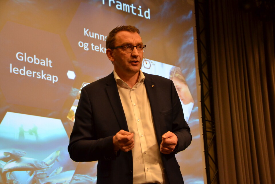 Statssekretær Roy Angelvik opplyste på talerstolen under aqKva 2019 i Bergen, at departementet innfører forbudet mot badebehandling i rekefelt som tidligere ble sendt på høring . Foto: Kyst.no. Statssekretær Roy Angelvik opplyste på talerstolen under aqKva 2019 i Bergen, at departementet innfører forbudet mot badebehandling i rekefelt som tidligere ble sendt på høring . Foto: Kyst.no.