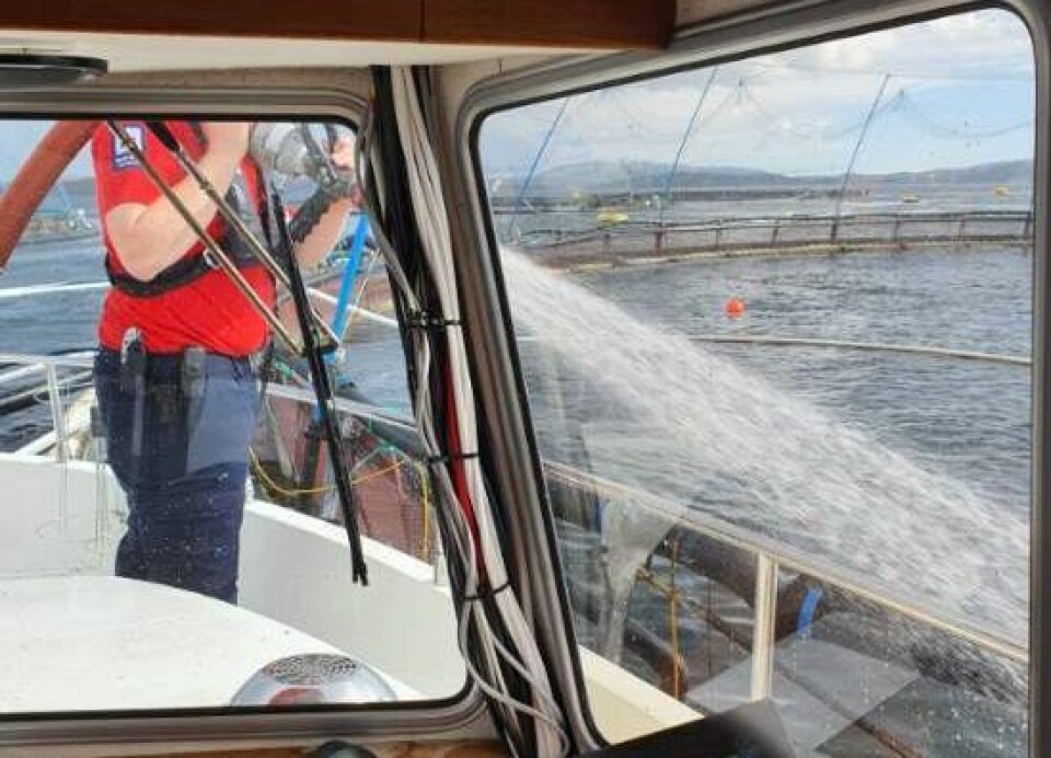 - Da vi så røyken, satte vi kurs mot anlegget. Mens vi var på vei, så vi at det brøt ut flammer, forteller skipssjefen på Røde Kors-båten. Foto: Røde Kors-båten i Hordaland