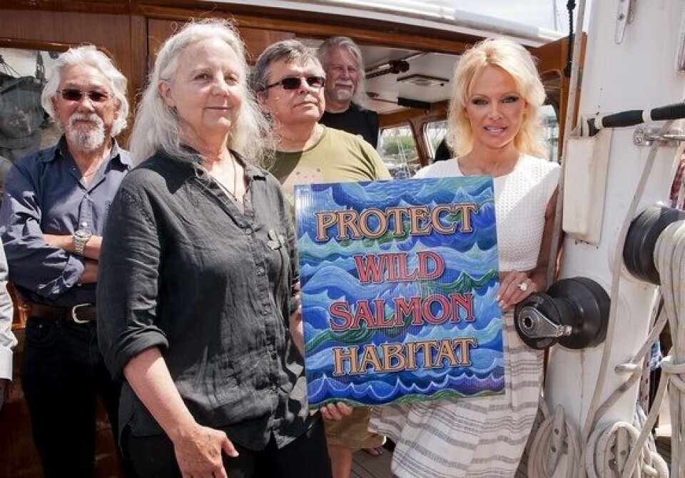 - Hold dere unna oss, sier flere First Nations til Alexandra Morton (t.v) og Pamela Anderson som fronter en ny kampanje mot oppdrettslaks i Canada iverksatt av Sea Shepherd.