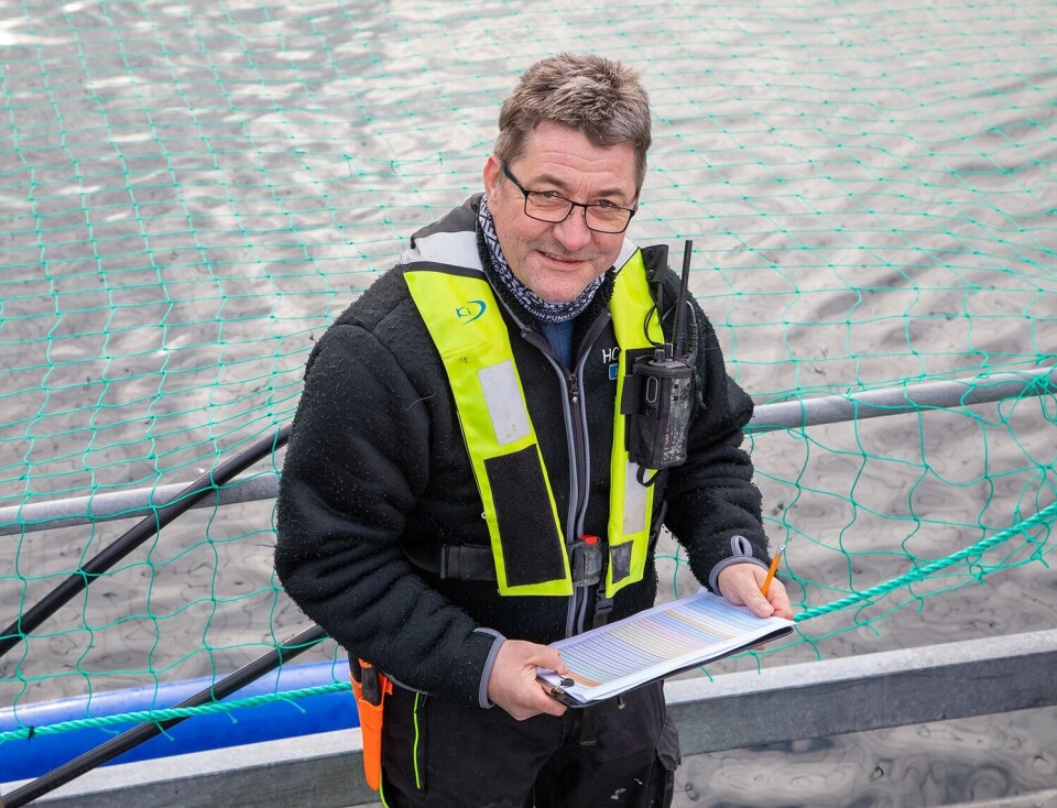 - Vi er veldig spente på å få se det fulle bildet når forsøkene er over og vi får dokumenterte resultater, forteller lokalitetsleder Olai Roger Nakken. Foto: Andre Berli/Hofseth Aqua