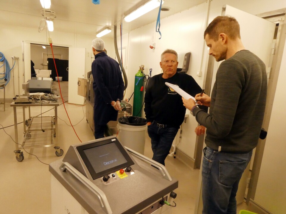 Terje Kjernsholen er eier i Slidre Ørretsenter som nå har tatt i bruk maskiner som produserer damp av hydrogenperoksid for å desinfisere hele rom i kampen mot listieria og andre hygieneutfordringer som bearbeidingsbedrifter sliter med. Terje Kjernsholen er eier i Slidre Ørretsenter som nå har tatt i bruk maskiner som produserer damp av hydrogenperoksid for å desinfisere hele rom i kampen mot listieria og andre hygieneutfordringer som bearbeidingsbedrifter sliter med.