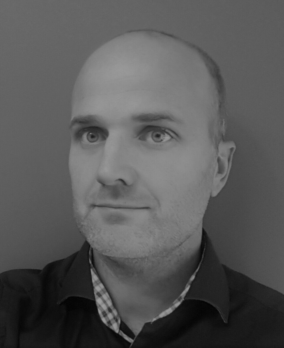 Veterinær i Solvay, Stian Mørch Aaen, sier man bør vurdere konsekvensen av å legge restriksjoner på badebehandling. Foto: Solvay. Veterinær i Solvay, Stian Mørch Aaen, sier man bør vurdere konsekvensen av å legge restriksjoner på badebehandling. Foto: Solvay.