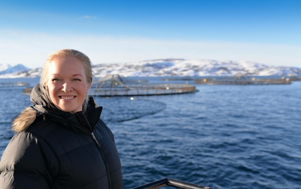 Marit Bærøe, regiondirektør nord i Sjømat Norge, forteller at de har konstruktive møter med myndighetene og at det nå er arbeidsgrupper som skal jobbe videre med overvåkning og beredskap. Foto: Arve