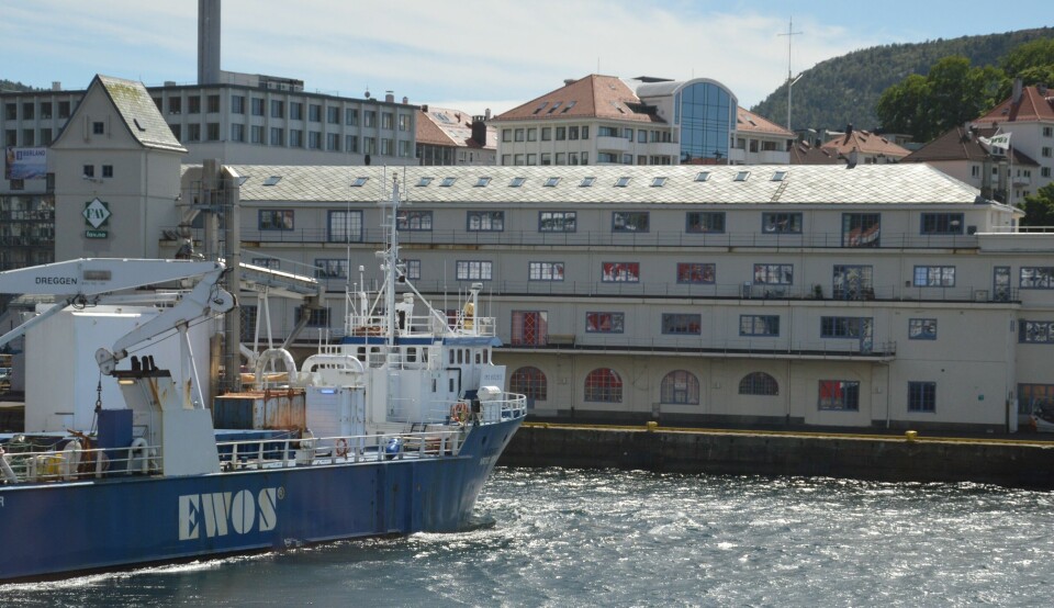 Ewos fôrbåt i Vågen foran selskapets hovedkontor i Bergen. Foto: kyst.no.