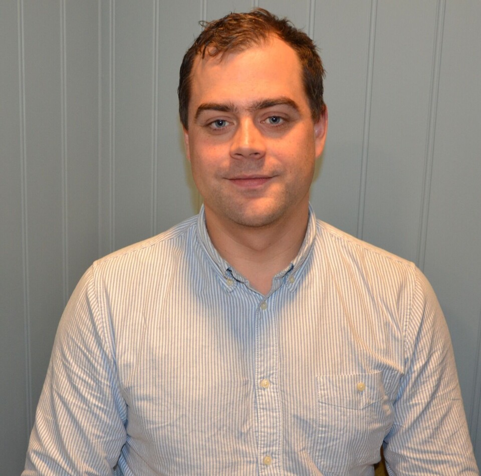 Kristoffer Holand som er biologisk controller jobber delt mellom Emilsen Fisk & SinkabergHansen. Foto: Ole Andreas Drønen.