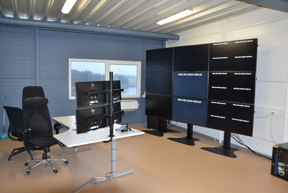 Her på fôringssentralen på Lauvøya skal Emilsen Fisk snart kunne gi mat til laksen på to lokaliteter. Selskapet håper det skal få ned fôrfaktoren. Klikk for større bilde. Foto: Ole Andreas Drønen/Kyst.no.