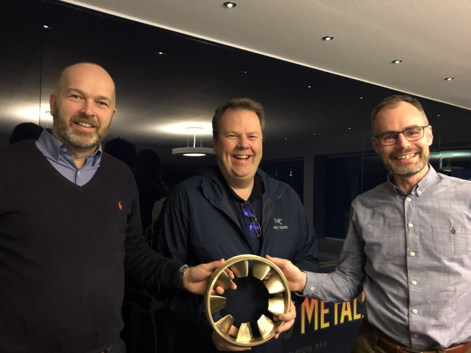 - Teknologien som Flowtru har utvikla gir eit stort potensiale for å forbetre dyrevelferd i handteringsoperasjona, fortelKlaus Hoseth Adm.direktør i Stranda Prolog. Frå venstre: Styreleder i Flowtru, Roar Stenersen, adm.direktør i Stranda Prolog, Klaus Hoseth og dagleg leiar i Flowtru, Martin Jung Leine.