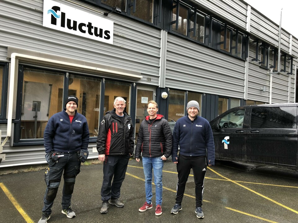 Flutctus leverer fôrflåter så det koster etter. Her er daglig leder Harald Lien, nr. 3 fra venstre avbildet sammen med serviceteknikerne (fra venstre) Mathias Njåstad, Trond Vassnes og Mikal Hausberg på deres nye kontorlokaler i Austevoll. Foto: Fluctus.