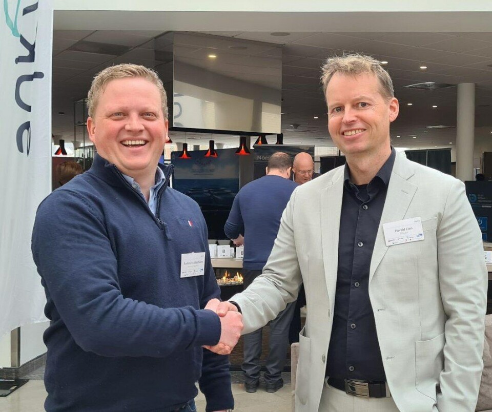 Anders Bastholmen og Harald Lien signerer avtale. Foto: Imenco