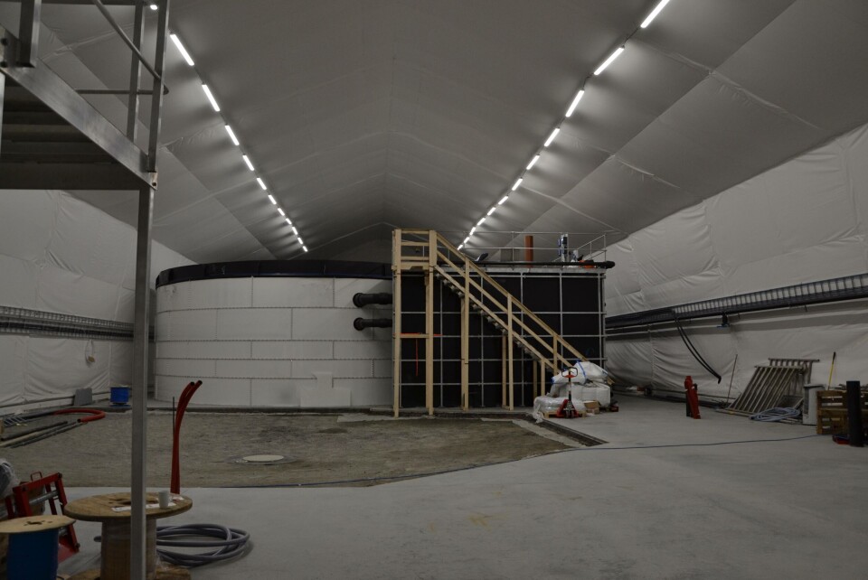 Slik såg det ut under installeringa av den andre modulen. Det er god plass til den tredje foran og bak denne ligg den fyrste. Foto: Linn Therese Skår Hosteland.