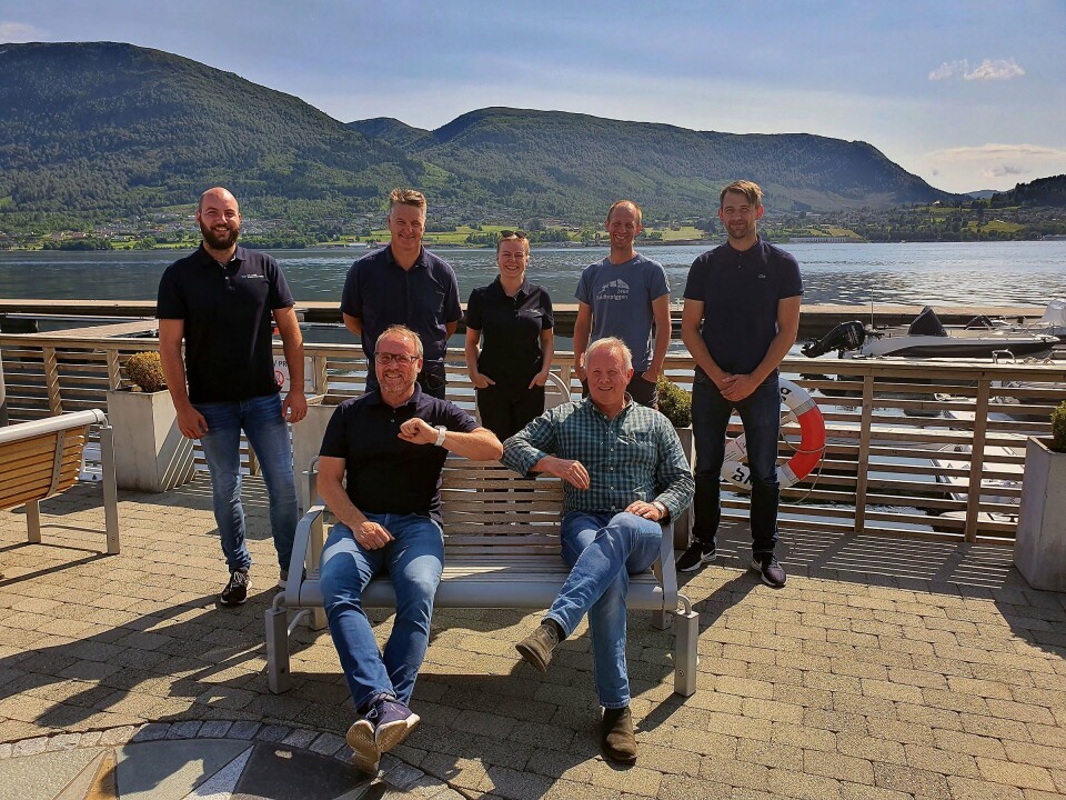En entusiastisk gjeng samlet på oppstartsmøte i Ørsta, foran til venstre Sondre Høidalen, administrerende direktør/CEO, Billund Aquaculture Norge og John-Ivar Sætre, Production Manager Freshwater, Mowi. Bak fra venstre, Jesper Nissen Nielsen, prosjekteringsleder, Billund Aquaculture, Marius Hægh, salgsdirektør/CTO, Billund Aquaculture Norge, Tilla Øygard, prosessingeniør, Billund Aquaculture Norge, Paul Henning Haugom, driftsleder, Mowi avd. Haukå og Ole Martin Dahle, Area Manager, Freshwater Mowi. Foto: Billund Aquaculture