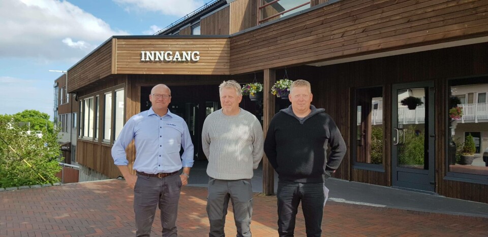 Fra venstre; Markedssjef i FMS Greger Samuelsen, André Vikan og Kalle Vikan i Vigrunn AS. Foto: Folla Maritime Service AS
