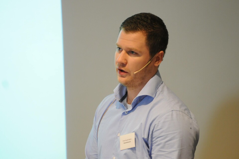 Erlend Hopsdal Skjetne fra Fiskeridirektoratet sa på forankringsmøtet at en av konklusjonene fra årets tilsyn så langt, er at forankringsanalysene på anleggene ikke har tatt hensyn til nye ekstrakomponenter som feks. luseskjørt .