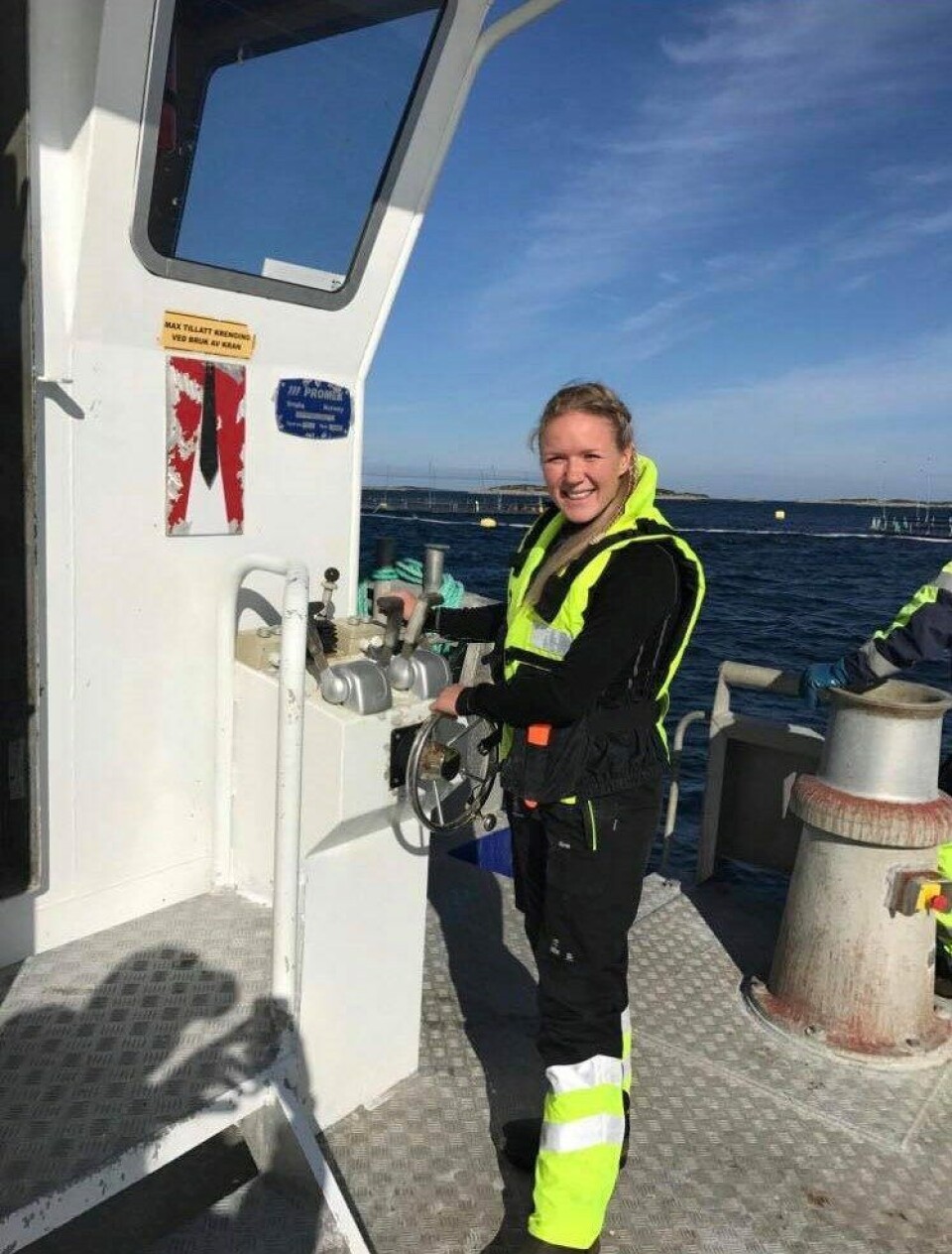 21-åringen fra Frøya har svært sansen for å jobbe utendørs og liker godt å kjøre båt på jobb. Foto: Privat.